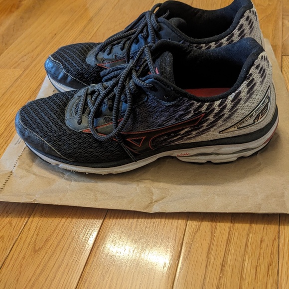 Mizuno Black Sneakers men's size 10.5 - Picture 2 of 6